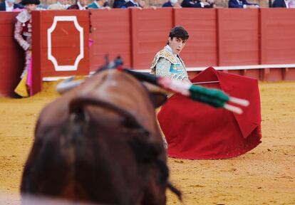 Manuel Perera, de rodillas ante su primer novillo.