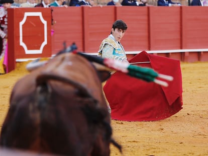 Manuel Perera, de rodillas ante su primer novillo.