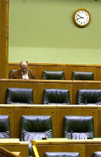 Antón Carrera de IU, rodeado de escaños vacíos en el Parlamento de Vitoria.