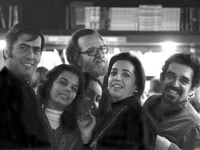 Vargas Llosa, su esposa Patricia Llosa, Jos&eacute; Donoso, Mercedes Barcha (esposa de Garc&iacute;a M&aacute;rquez), Pilar Donoso (esposa de Jos&eacute; Donoso) y Garc&iacute;a M&aacute;rquez, en Barcelona en los setenta.
