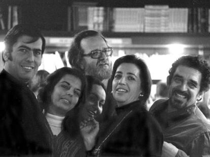 Vargas Llosa, su esposa Patricia Llosa, Jos&eacute; Donoso, Mercedes Barcha (esposa de Garc&iacute;a M&aacute;rquez), Pilar Donoso (esposa de Jos&eacute; Donoso) y Garc&iacute;a M&aacute;rquez, en Barcelona en los setenta.