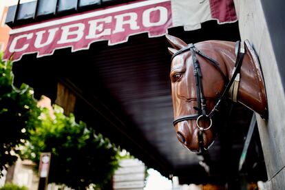 Una de las cabezas de caballos que adornaban la antigua guarnicionería Cubero en Jaén. 