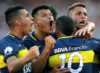 Todo Boca celebra el primer tanto del partido, el de Walter Bou.