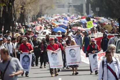 Decenas de miles de personas marchan por el centro de la Ciudad de México para exigir justicia por los jóvenes desaparecidos en Guerrero