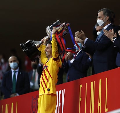 Leo Messi, tras recibir de manos del rey Felipe VI el trofeo como campeones de la Copa del Rey tras derrotar al Athletic Club en el encuentro que han disputado hoy sábado en el estadio de La Cartuja, en Sevilla.
