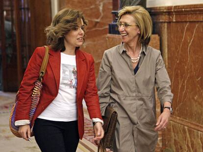 Soraya Sáenz de Santamaría (PP) y Rosa Díez (UPyD), en un pasillo junto al hemiciclo del Congreso.