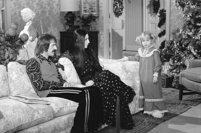 Sonny Bono, Cher y su hijo Chad (entonces Chastity) celebran la Navidad de 1973
