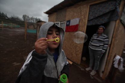 Brandon, cuyos padres están desempleados por la crisis de la covid-19, hace pompas de jabón en su comunidad, llamada El sueño de todos, donde no hay agua potable o electricidad.