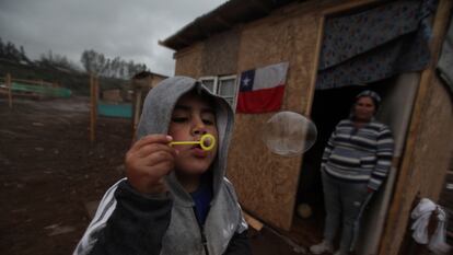 Brandon, cuyos padres están desempleados por la crisis de la covid-19, hace pompas de jabón en su comunidad, llamada El sueño de todos, donde no hay agua potable o electricidad.