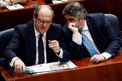 Ángel Gabilondo, candidato socialista a la presidencia de la Comunidad de Madrid, conversa con José Manuel Rodríguez Uribes en la Asamblea.