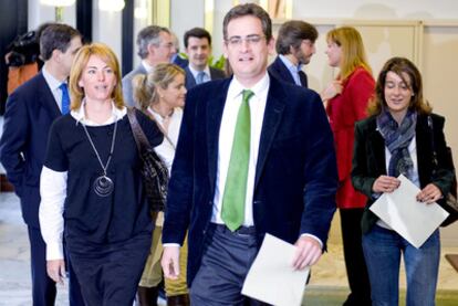Antonio Basagoiti, entre la presidenta del Parlamento vasco, Arantza Quiroga, (izquierda) y la diputada popular Laura Garrido.