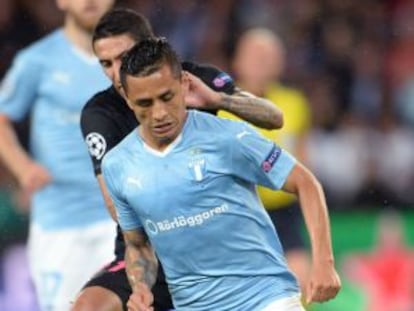 Yoshimar Yotun, del Malmo, conduce el balón ante Di María, del PSG.