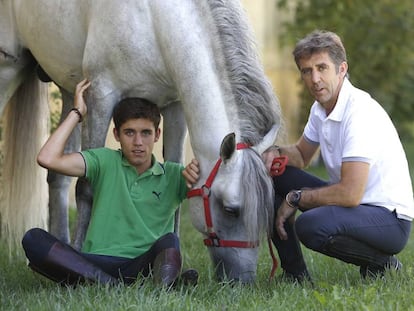 El rejoneador Pablo Hermoso de Mendoza (derecha) junto a su hijo Guillermo, en su finca de Estella, el pasado 30 de julio.