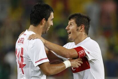 Arda y Emre celebran un gol con la selección turca.