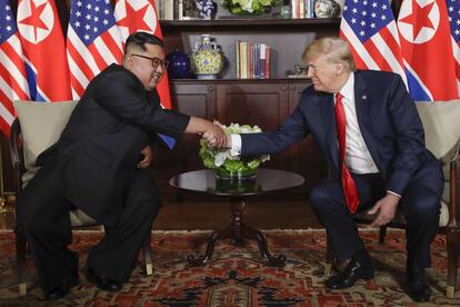 Los presidentes de Korea del Norte, Kim Jong Un y EE UU, Donald Trump, durante la cumbre