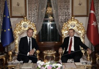El presidente turco, Recep Tayyip Erdogan, (derecha) junto al presidente del Consejo Europeo, Donald Tusk, este viernes en Estambul.