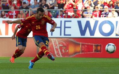 Cazorla golpea al balón ante Serbia.