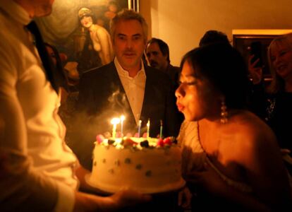 Alfonso Cuarón y Yalitza Aparicio en una fiesta de Netflix después del estreno de 'Roma' en un cine de California. Fue el pasado 10 de diembre.