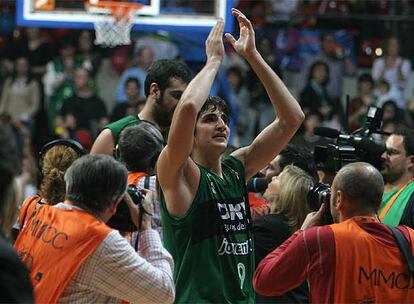 El socio de Rudy en el DKV era un adolescente de 17 años que se ha convertido, junto a Calderón, en uno de los mejores bases del baloncesto español. En la imagen, el catalán celebra con el público el pase a la final tras eliminar al Real Madrid en las 'semis'. En la final anotó 13 puntos y ganó su primera Copa del Rey.