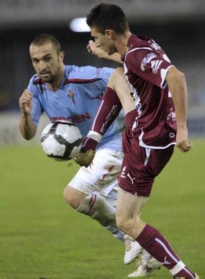 Bustos, del Celta, lucha por un balón con el tinerfeño Omar.