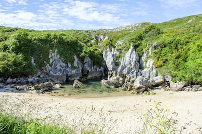 La playa de Gulpiyuri, en Llanes (Asturias), es un ejemplo de arenales donde el Cantábrico permanece invisible, no así las olas, que penetran en marea alta por las hendiduras kársticas con ronquido grave y mugidor.