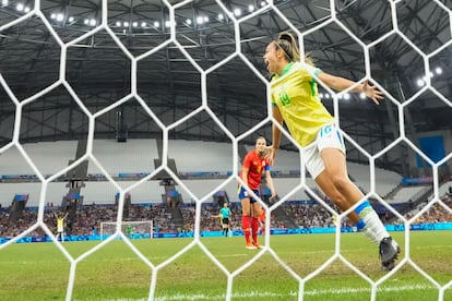 Priscila celebra el primer gol de Brasil ante la impotencia de Irene Paredes.