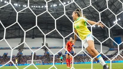 Priscila celebra el primer gol de Brasil ante la impotencia de Irene Paredes.