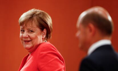 La canciller alemana Angela Merkel, junto al vicecanciller Olaf Scholz.