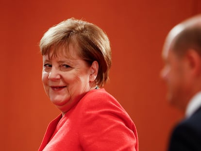 La canciller alemana Angela Merkel, junto al vicecanciller Olaf Scholz.