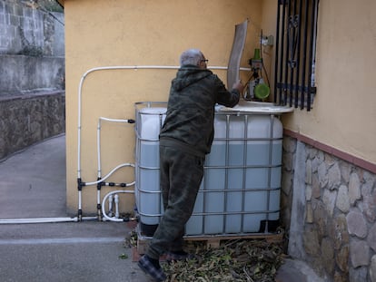 En la imagen, Antonio Parralejo, vecino de Can Ros (Cabrera d´'Anoia) junto al depósito de agua que se ha instalado para evitar los cortes.  ALBERT GARCIA

Sequia