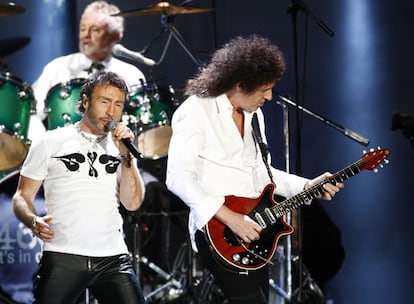 Queen, y el vocalista Paul Rodgers ocupando el lugar de Freddy Mercury, en un concierto en septiembre de 2022