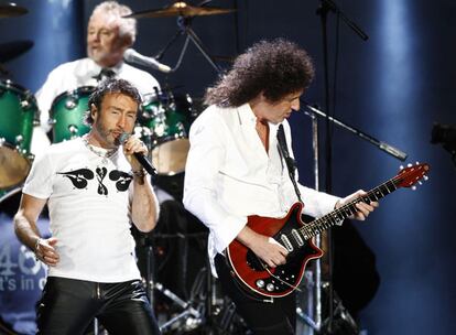 Queen, y el vocalista Paul Rodgers ocupando el lugar de Freddy Mercury, en un concierto en septiembre de 2022