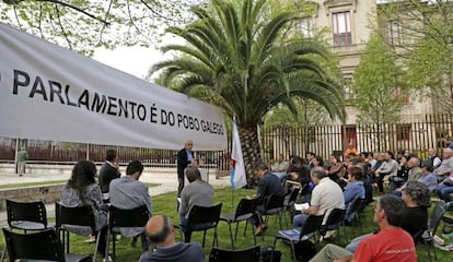 Parlamento callejero montado ayer por el BNG en protesta por el recorte de iniciativas que ha sufrido.