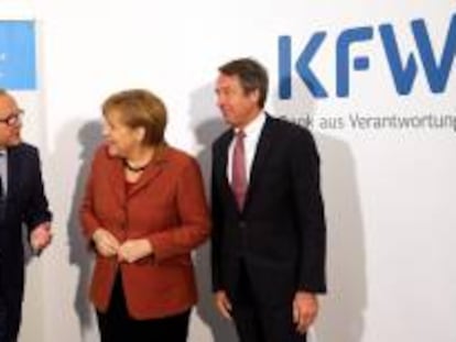 La canciller alemana, Angela Merkel (c) junto al director del Consejo Alemán de Expertos Económicos, Wolfgang Franz (i) y el presidente del grupo bancario KfW, Ulrich Schroeder (d). EFE/Archivo