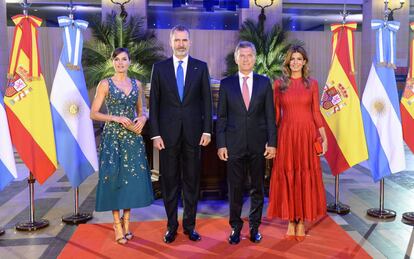Los Reyes de España y el matrimonio Macri.