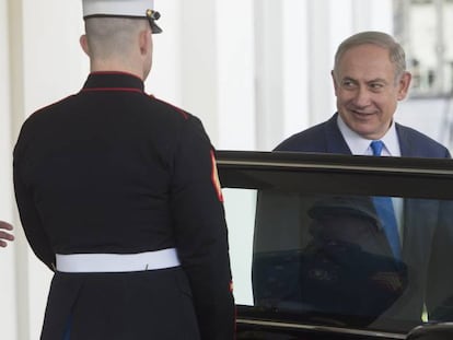 El presidente Donald Trump despide al pimer ministro israel&iacute;,  Benjam&iacute;n Netanyahu, en la Casa Blanca, el 15 de febrero.