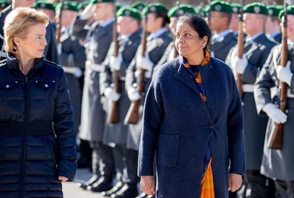 La ministra alemana de Defensa, Ursula von der Leyen (R), saluda a su homóloga de la India, Nirmala Sitharaman, con honores militares en el Ministerio de Defensa en Berlín.