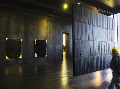 Interior del museo de Rodez dedicado a Pierre Soulages, con varias de sus obras.