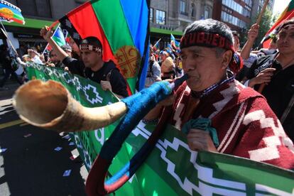 Un mapuche toca el trutruca, un instrumento musical popular, en 2012.