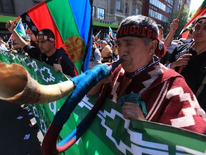 Un mapuche toca el trutruca, un instrumento musical popular, en 2012.