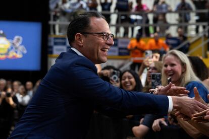 Josh Shapiro ofrecía este lunes un mitin en apoyo a Kamala Harris en Ambler, Pensilvania.