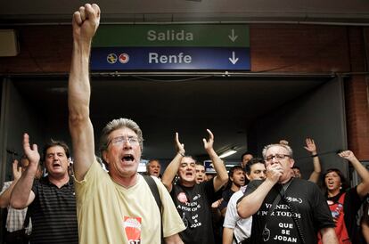 Manifestantes, en la madrileña estación de trenes de Atocha a primera hora de hoy