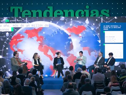 Desde la izquierda: Pablo Guimón, redactor jefe de Sociedad de EL PAÍS modera a Ana Ariño, ex CEO Iberia Bird; Ana Beatriz Jordao, jefa de la oficina en España de ONU Habitat; Bruno Sauer, director general de Green Building Council España; Jorge Muñoz Riesco, responsable de 'Smart Mobility' Iberdrola, y Miguel Melchor, jefe de 'Urban Mobility' en Abertis.