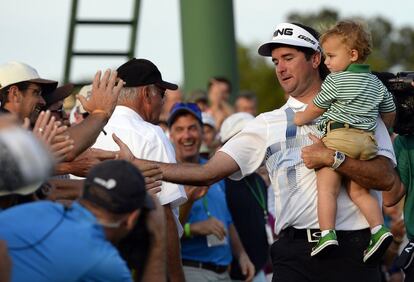 Bubba con su hijo Caleb mientras saludo a los seguidores.