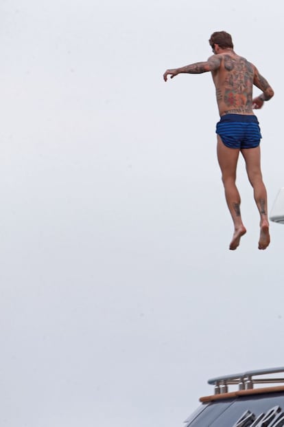 Ramos saltando al agua desde el barco