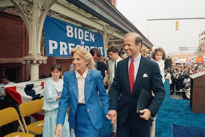 1987 年6 月9 日，特拉華州民主黨參議員喬·拜登（右）在特拉華州威爾明頓宣布競選總統後與妻子吉爾同行。賓州斯克蘭頓。