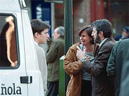 Familiares de Manuel Giménez Abad, ayer, en el lugar del atentado.