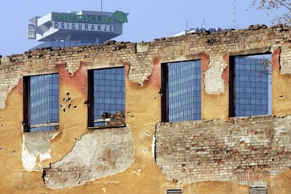 Las torres Unitic Center sobresalen entre los restos de un edificio destruido durante la guerra entre serbios y bosnios en Sarajevo.