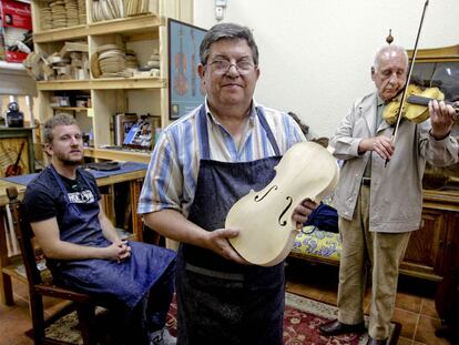 El lutier Fernando Solar, en su taller de Malasaña.