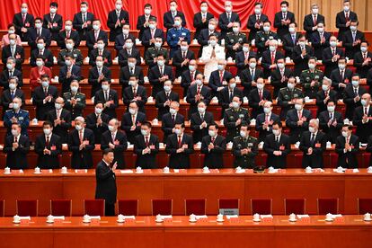 Xi Jinping saluda a su llegada al congreso, este domingo. 